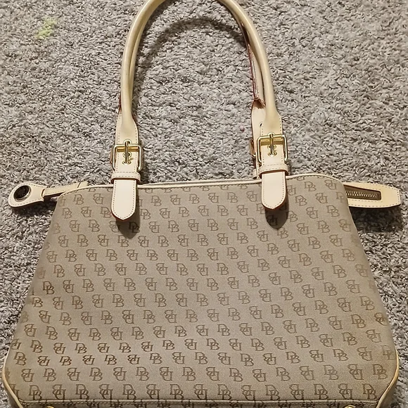 👜✨ Dooney & Bourke Signature DB Tote ✨👜 - Picture 5 of 12